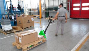 Как выбрать подходящую складскую тележку для перевозки строительных материалов